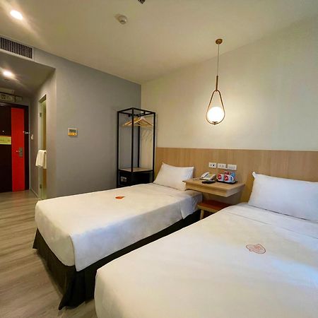 Go Hotels Plus Mandaluyong Esterno foto