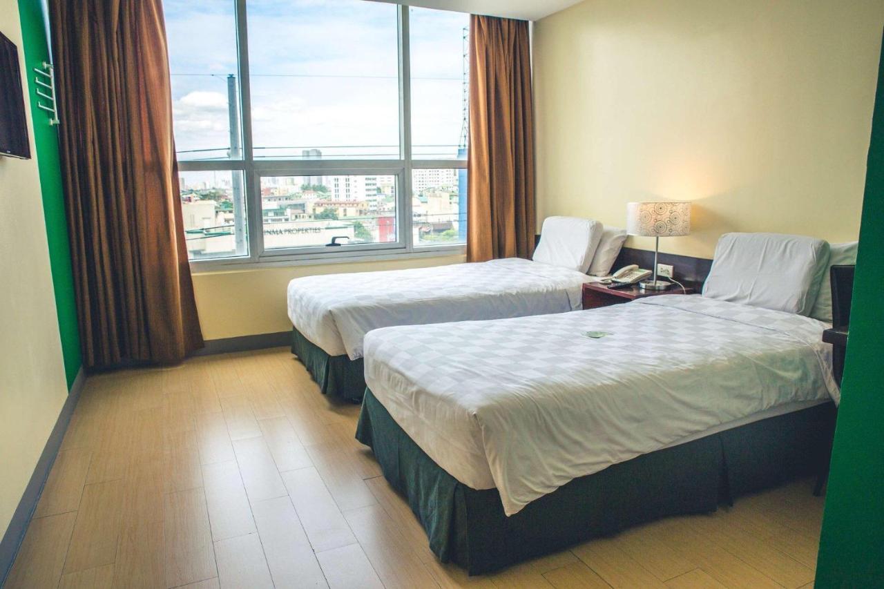 Go Hotels Plus Mandaluyong Esterno foto