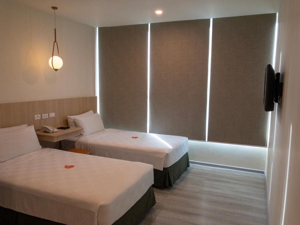 Go Hotels Plus Mandaluyong Esterno foto
