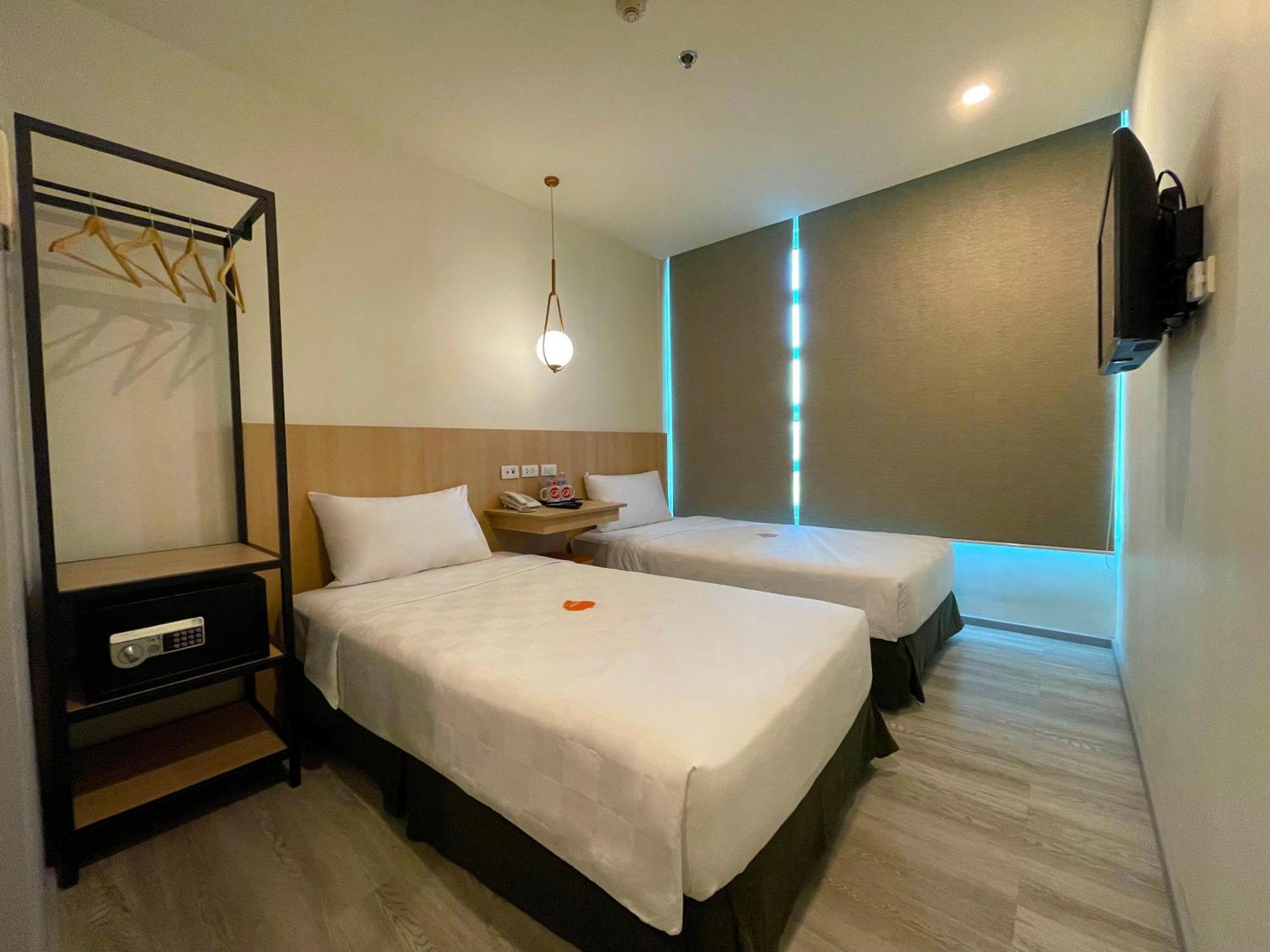 Go Hotels Plus Mandaluyong Esterno foto