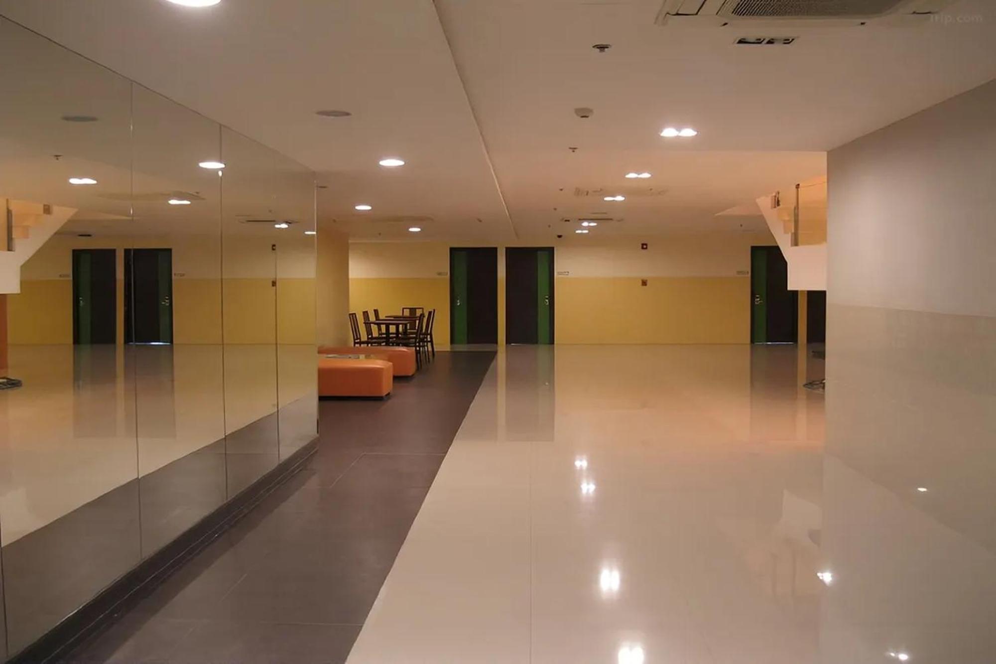 Go Hotels Plus Mandaluyong Esterno foto