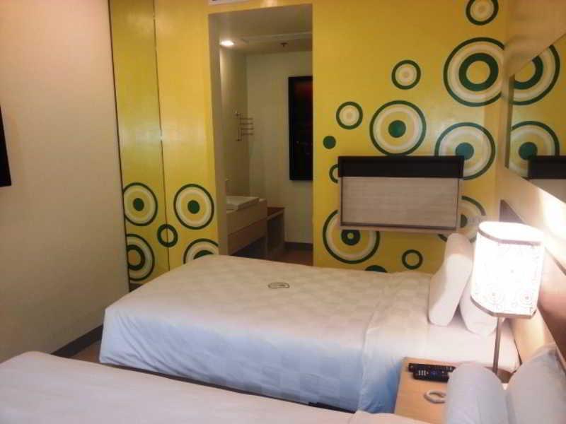 Go Hotels Plus Mandaluyong Esterno foto