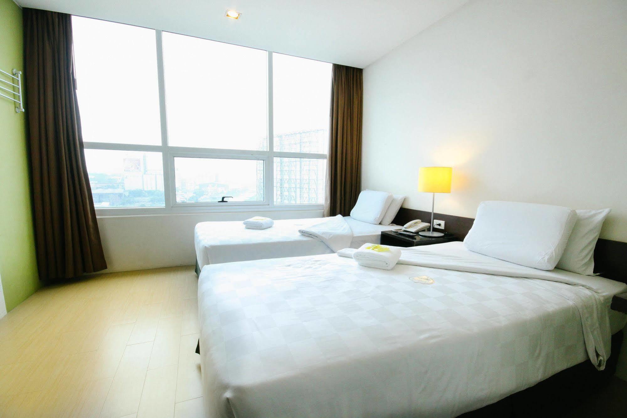 Go Hotels Plus Mandaluyong Esterno foto