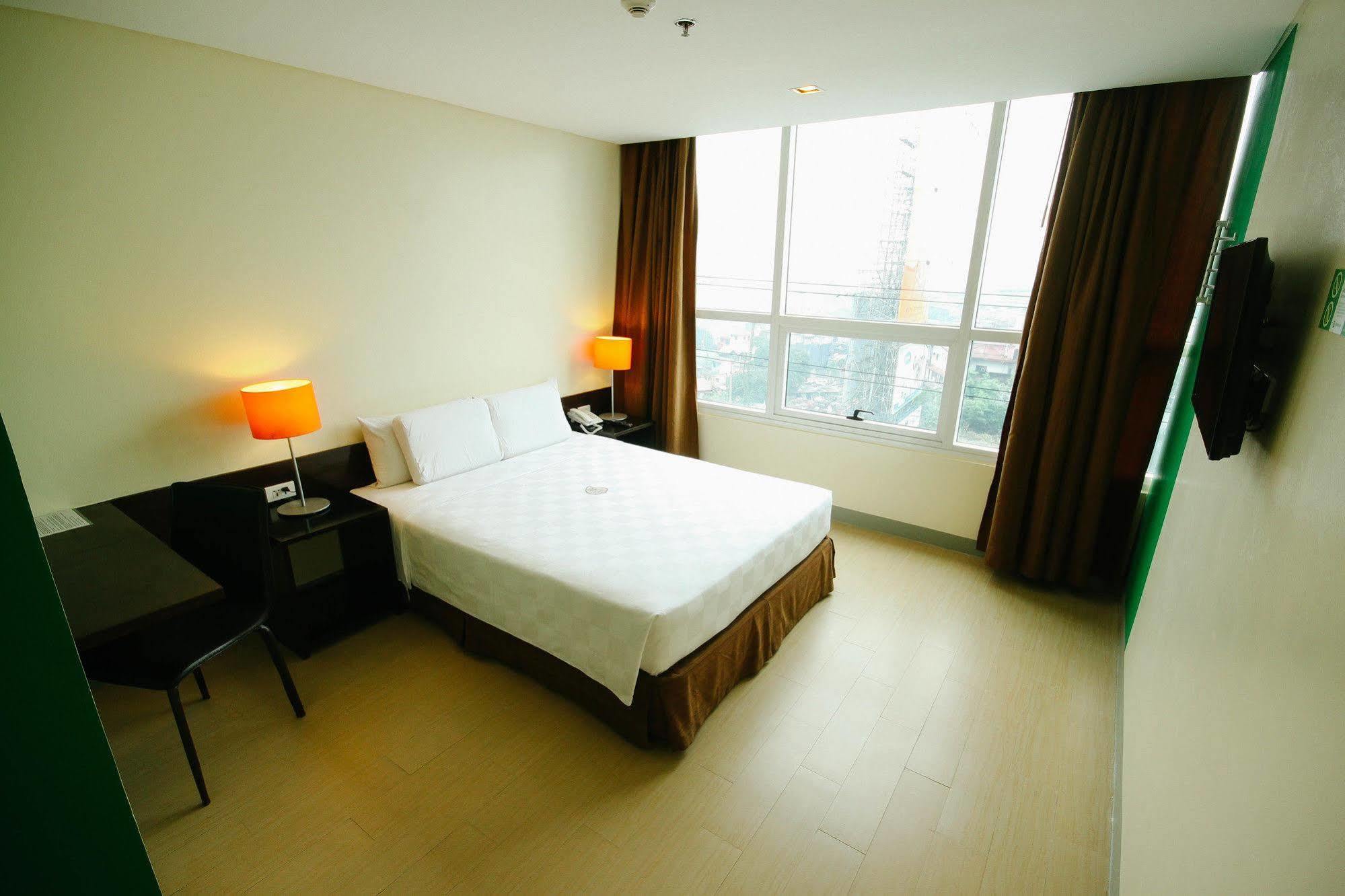 Go Hotels Plus Mandaluyong Esterno foto