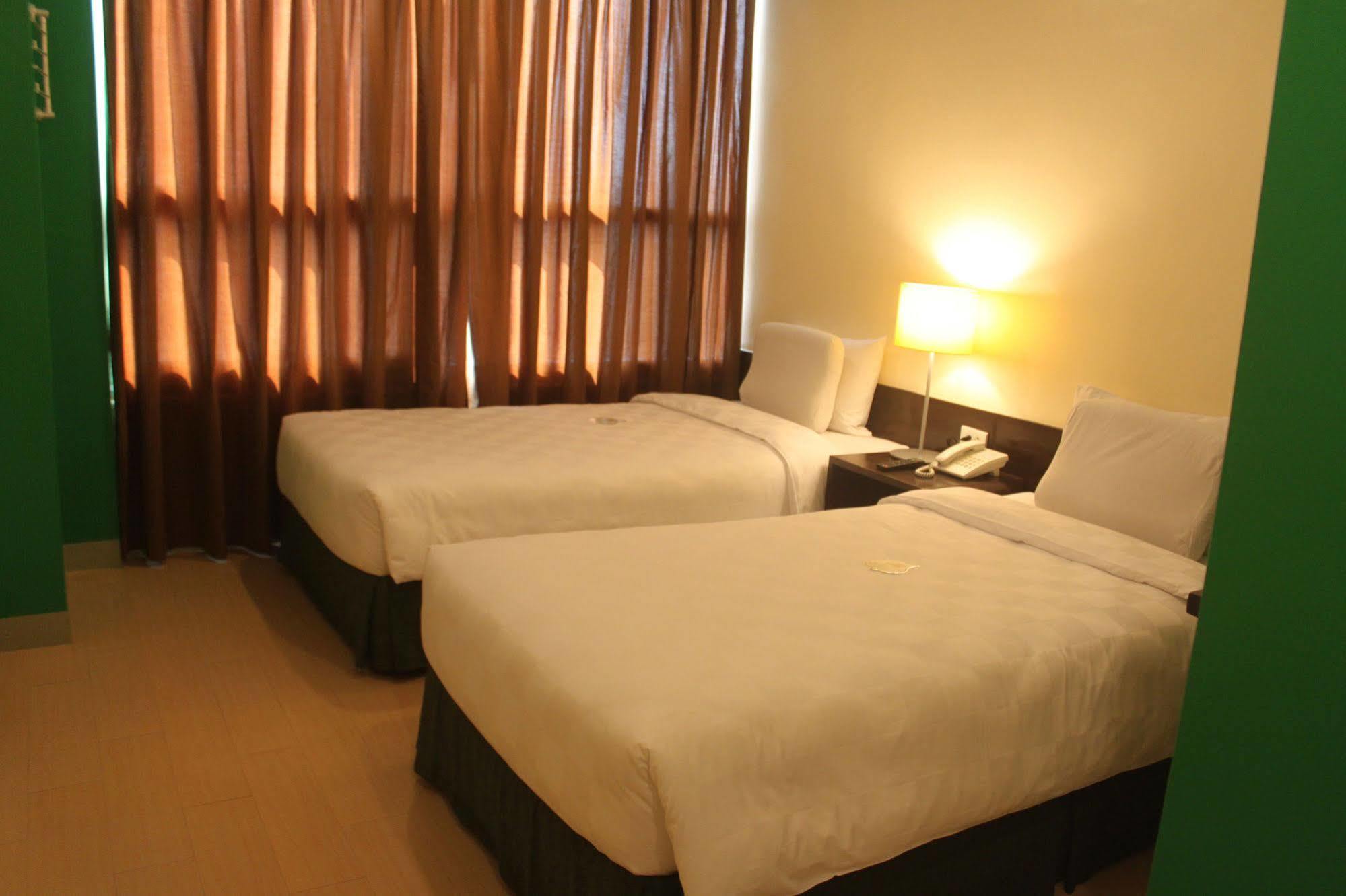 Go Hotels Plus Mandaluyong Esterno foto